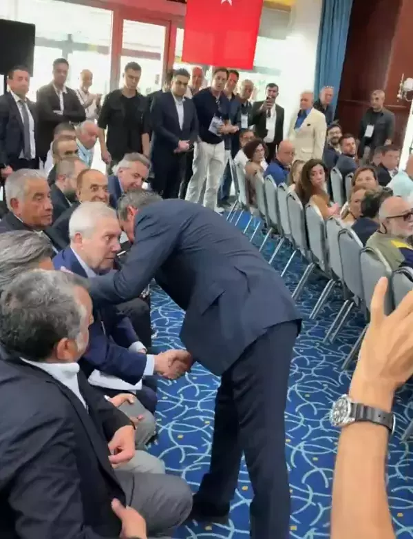 Ali Koç ile Aziz Yıldırım tokalaştı, Mahmut Uslu'nun bakışları olay oldu