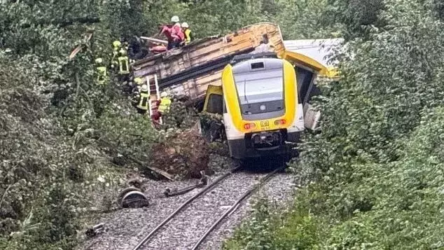 Almanya'da yolcu treni raydan çıkarak devrildi: 3 ölü, 34 yaralı