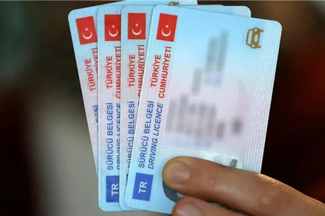 Ehliyet yenileme harcı cep yakacak! Büyük zam öncesi Nüfus Müdürlüğü'nde kuyruklar oluştu