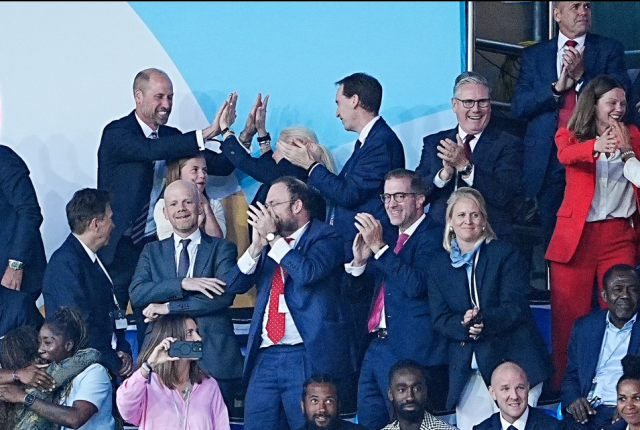 İngiltere kupayı kazandı, Prenses Charlotte'un sempatik tepkisi finale damga vurdu