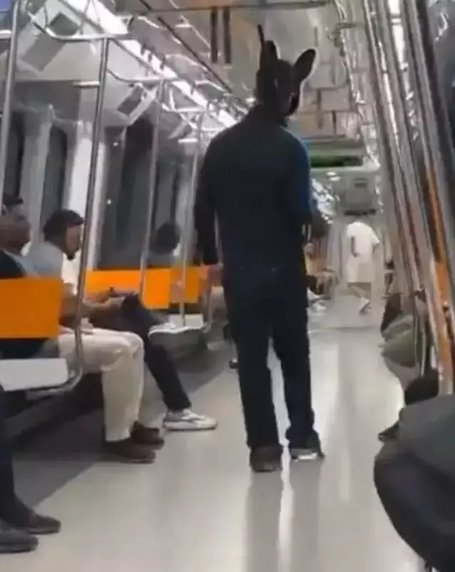 İstanbul metrosunda panik anları! Tavşan kostümlü tüfekli genç gözaltına alındı