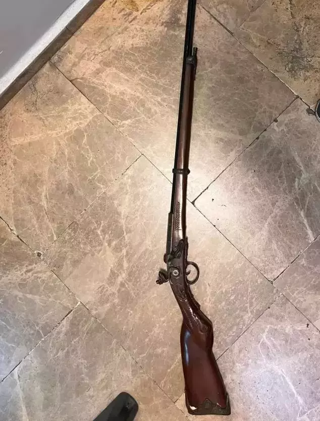 İstanbul metrosunda panik anları! Tavşan kostümlü tüfekli genç gözaltına alındı