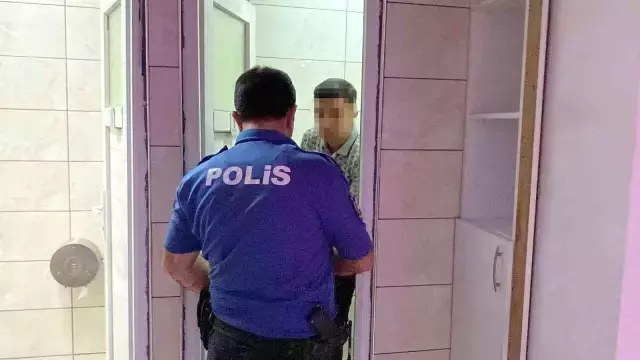 Telefonla rahatsız ettiği kadının yakınlarını görünce tuvalete saklandı