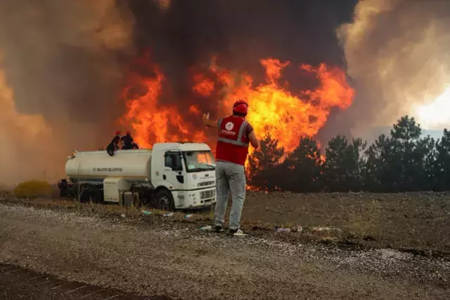 Karabük'te ormanlık alanda yangın! İki köy tahliye edildi