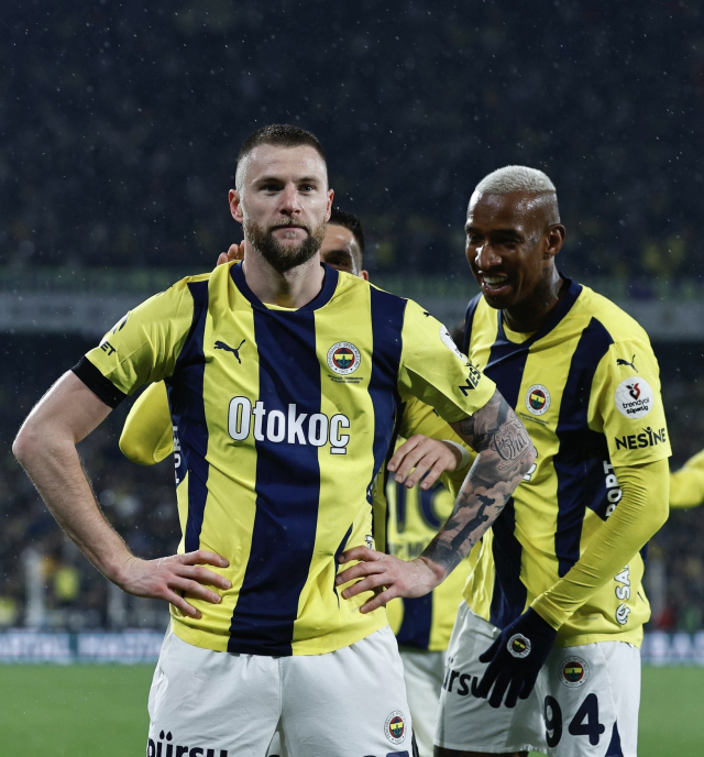 Uçak kalktı geliyor! Fenerbahçelilerin dört gözle beklediği futbolcu bu akşam İstanbul'da