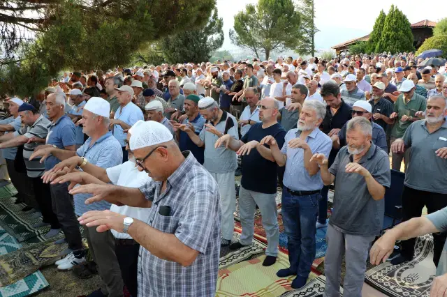 Yangınların 1 haftadır sürdüğü Karabük'te halk yağmur duasına çıktı