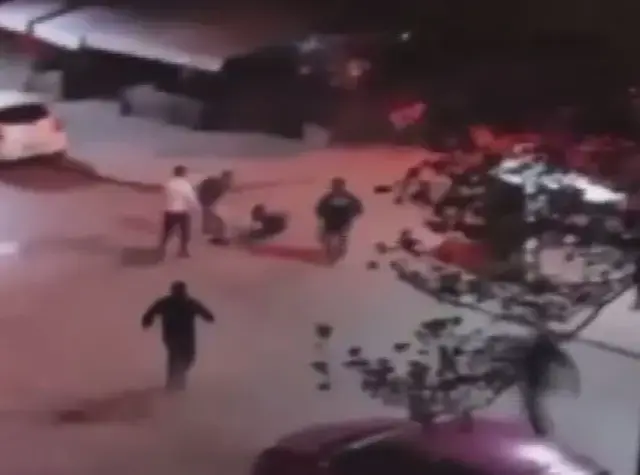7 kişi bir adamı dövdü, bayılınca durdular