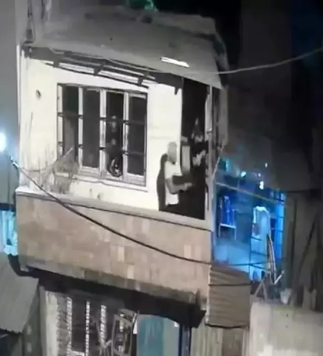 Adana'da balkondan balkona silahlı çatışma