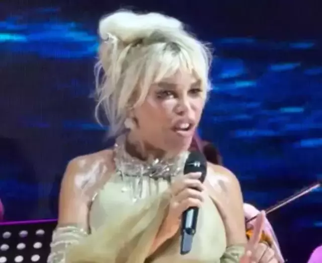 Ajda Pekkan sahnedeki aksiliklere dayanamadı! Memnuniyetsizliği yüzüne yansıdı