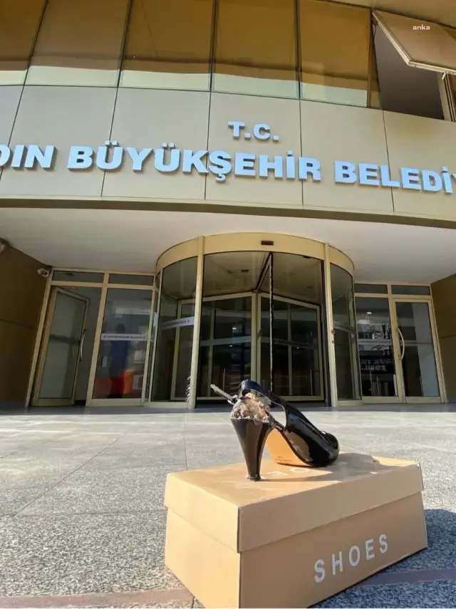 AK Parti'ye geçen Çerçioğlu kırık topuklu ayakkabıyla protesto edildi