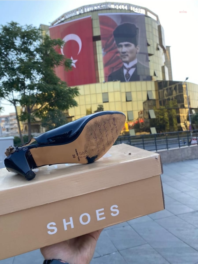 AK Parti'ye geçen Çerçioğlu kırık topuklu ayakkabıyla protesto edildi