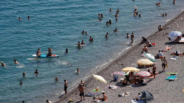 Antalya'nın deniz suyu sıcaklığı 33 dereceyle İstanbul ve Ankara'nın sıcak havasını geride bıraktı