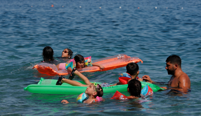 Antalya'nın deniz suyu sıcaklığı 33 dereceyle İstanbul ve Ankara'nın sıcak havasını geride bıraktı