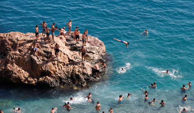 Antalya'nın deniz suyu sıcaklığı 33 dereceyle İstanbul ve Ankara'nın sıcak havasını geride bıraktı