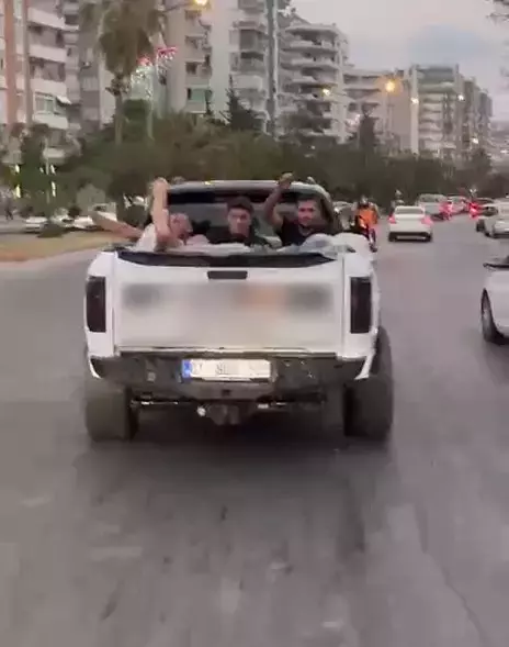 Aracın kasasını havuza çevirip arkadaşlarıyla gezerken 60 bin TL ceza yedi