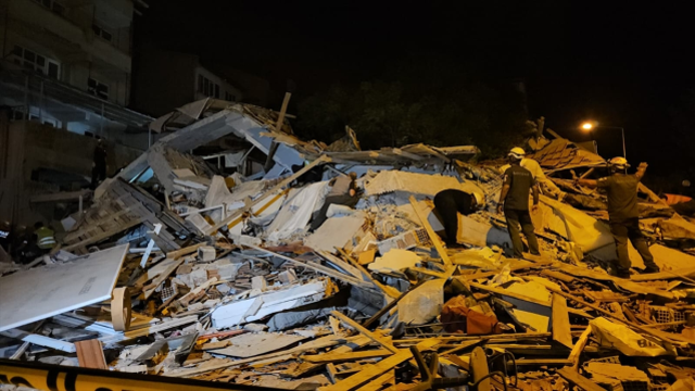 Balıkesir'de 6.1 büyüklüğündeki depremin yarattığı yıkımı çeken vatandaş: Allah'ım her yer yıkıldı!