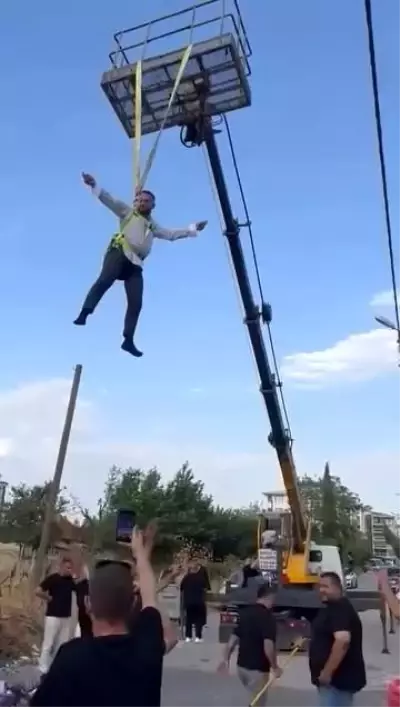 Damada görülmemiş işkence! Vince asıp altında göbek attılar