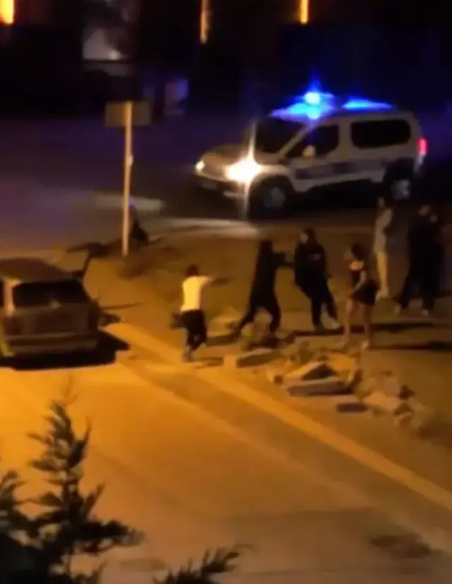 Bursa'da gençler arasında kavga: Cadde boks ringine döndü