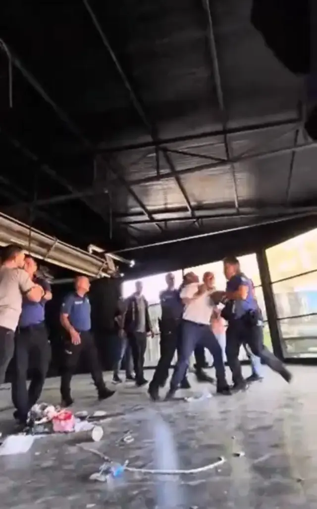 Bursa'da kafeterya yıkımında ortalık karıştı. Bir polis yaralı