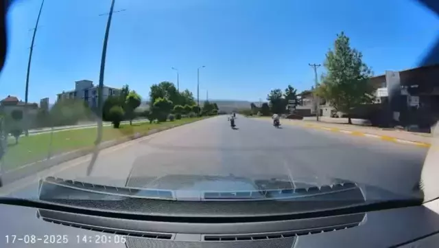 Canlarını hiçe saydılar, motosikletlerin üzerine yatarak yarıştılar