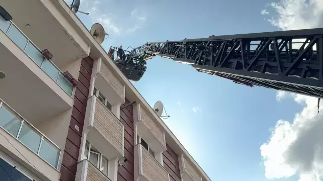 Çatıda ağlayan kadın intihar edecek zannedildi, kaçak göçmen olduğu öğrenildi