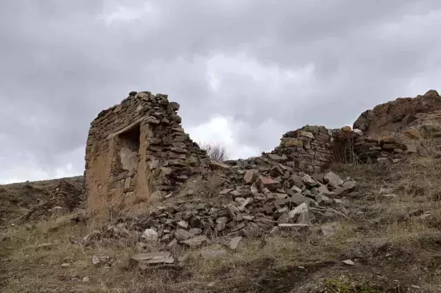 Cinlerin sardığı söylenen köyde sabahladı! Evlere besmele ile girdi