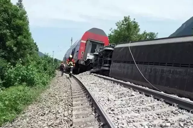 Danimarka'da yolcu treni raydan çıktı: Çok sayıda yaralı
