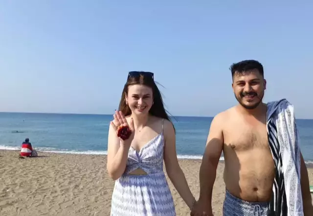 Davul zurnayla plaja gelip damadı denize attılar