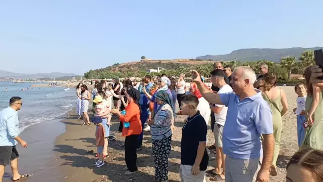 Davul zurnayla plaja gelip damadı denize attılar