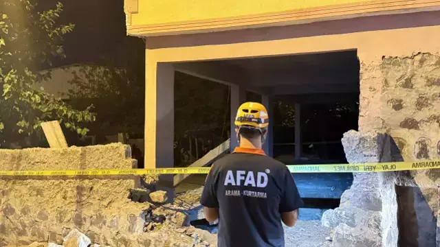 Diyarbakır'da bir evin balkonu çöktü, 2'si çocuk 5 kişi enkaz altına kaldı