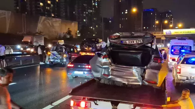 Eyüpsultan'da 16 araç birbirine girdi, yaralılar var