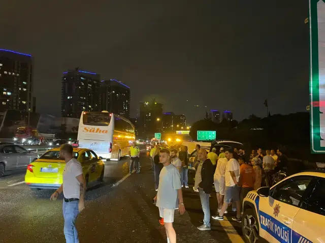 Eyüpsultan'da 16 araç birbirine girdi, yaralılar var