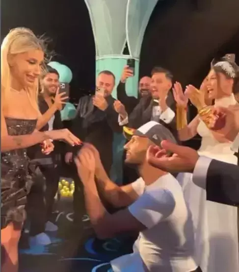 İrem Derici, katıldığı düğünde sevgilisi Melih Kunukçu'dan evlilik teklifi aldı