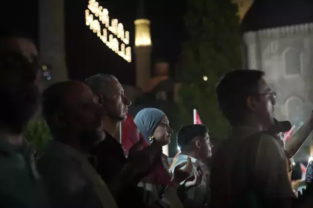 İstanbul'da binlerce kişi Gazze'ye umut ışığı olmak için yürüdü