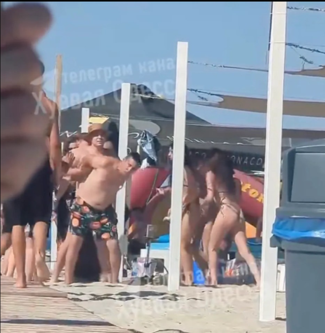 Kadınlar yasaklı Rusça şarkı yüzünden plajda saç başa kavga etti