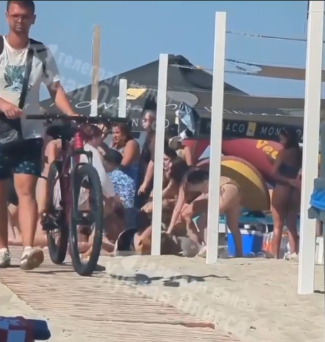 Kadınlar yasaklı Rusça şarkı yüzünden plajda saç başa kavga etti