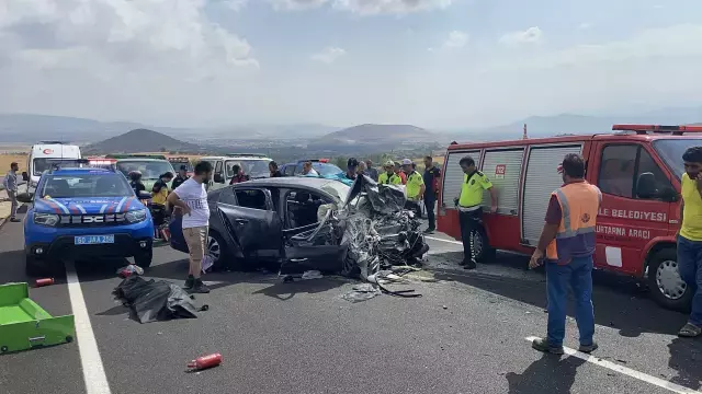 Katliam gibi kaza: Anne-baba ve 2 aylık bebekleri öldü, kızları ağır yaralı