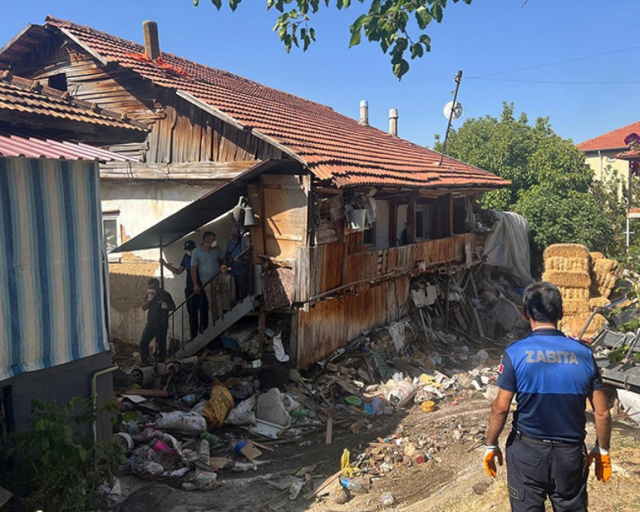 Kötü koku nedeniyle mahalleli ayaklandı, evden 20 kamyon çöp çıktı