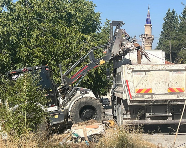 Kötü koku nedeniyle mahalleli ayaklandı, evden 20 kamyon çöp çıktı