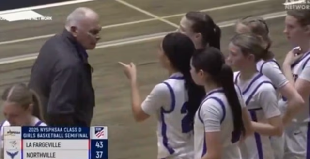 Mağlubiyet sonrası 81 yaşındaki antrenör 18 yaşındaki oyuncunun saçını çekti