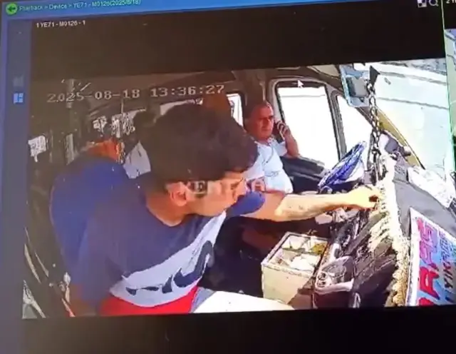 Minibüste kapkaç: Araç kırmızı ışıkta durunca paraları alıp kaçtı