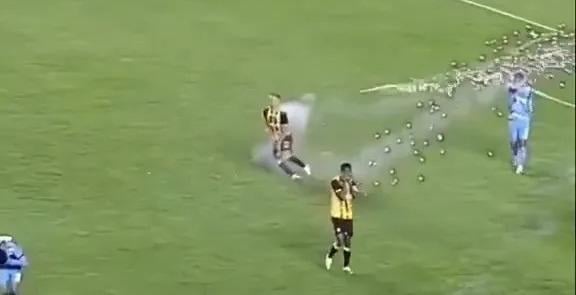 Öldürmeye tam teşebbüs! İsrailli taraftarlar futbolcuya havai fişek attı