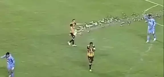 Öldürmeye tam teşebbüs! İsrailli taraftarlar futbolcuya havai fişek attı