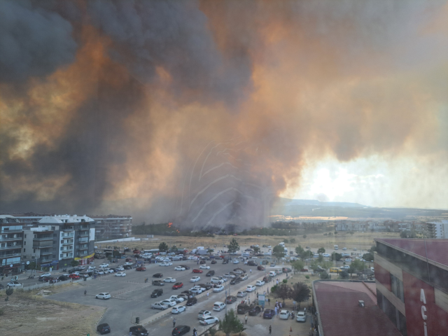 Orman yangınıyla mücadele eden Çanakkale'de havalimanı tüm uçuşlara kapatıldı