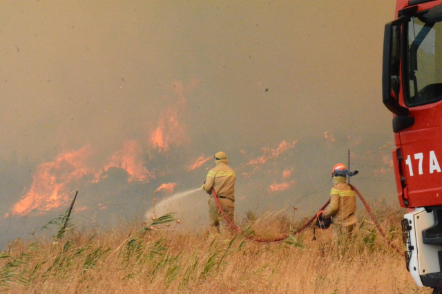 Orman yangınıyla mücadele eden Çanakkale'de havalimanı tüm uçuşlara kapatıldı