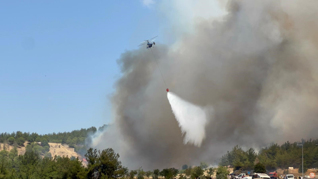 Orman yangınıyla mücadele eden Çanakkale'de havalimanı tüm uçuşlara kapatıldı