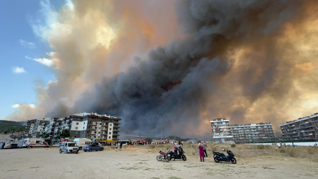 Orman yangınıyla mücadele eden Çanakkale'de havalimanı tüm uçuşlara kapatıldı