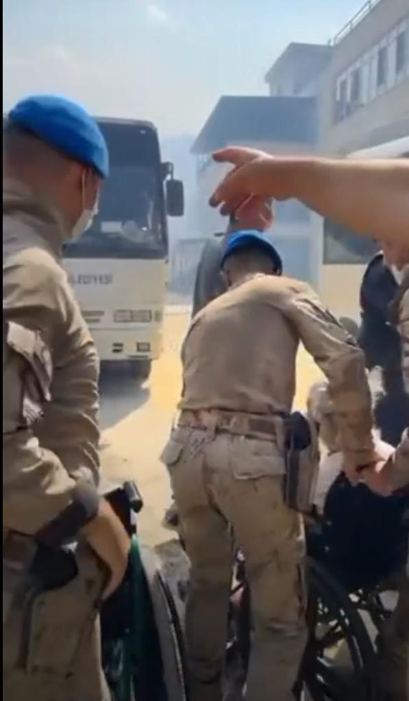 Orman yangınıyla mücadele eden Çanakkale'de havalimanı tüm uçuşlara kapatıldı