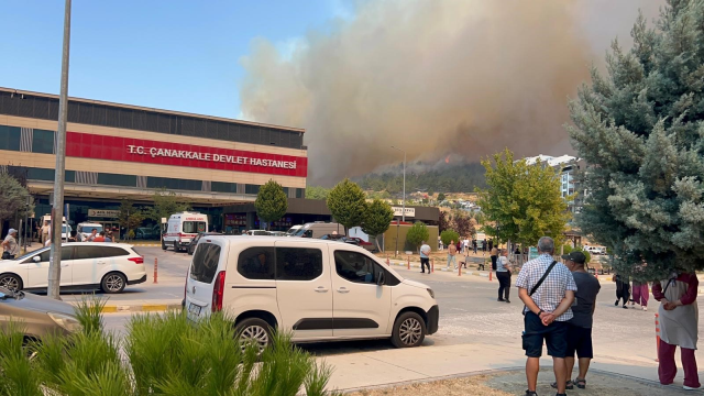 Orman yangınıyla mücadele eden Çanakkale'de havalimanı tüm uçuşlara kapatıldı