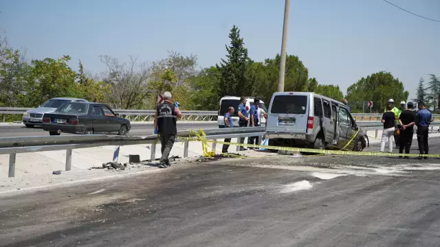 Panelvan ile hafif ticari araç çarpıştı: 3 ölü, 3 yaralı